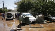 Carros afundados em lama no subúrbio de Maroussi, perto de Atenas