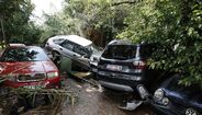 Carros afundados em lama no subúrbio de Maroussi, perto de Atenas
