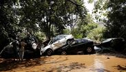 Carros afundados em lama no subúrbio de Maroussi, perto de Atenas