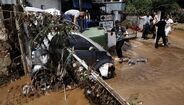 Carros afundados em lama no subúrbio de Maroussi, perto de Atenas