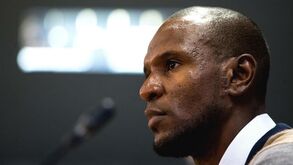 Abidal e Barcelona desmentem 'compra' do fígado no mercado negro