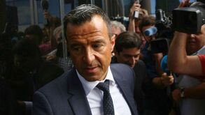 Florentino e Jorge Mendes reúnem-se de urgência para tratar do futuro de Ronaldo 