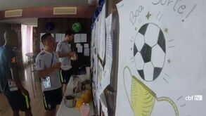 Jogadores brasileiros recebem 'presentes' de pequenos adeptos 