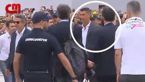Loucura por Ronaldo: craque recebido na Juventus em euforia com cânticos e gritaria