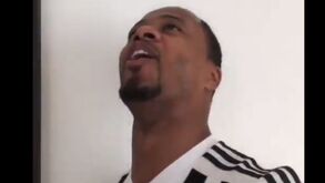 Evra canta mensagem para Ronaldo ao som... de Andrea Bocelli!