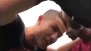 Ronaldo vai para o campo e faz as delícias da criançada na China