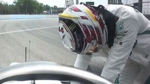 Frustração completa: Hamilton empurra o carro e acaba de joelhos, quase a chorar