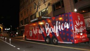 Benfica em versão 'States': autocarro e avião personalizados