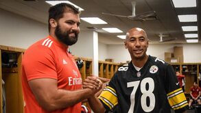 Benfica trocou camisolas com a equipa dos Pittsburgh Steelers