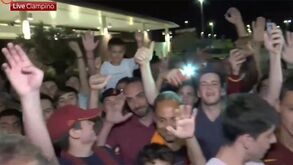 Vários adeptos da Roma no aeroporto para receber reforço que... não apareceu