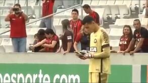 Lembra-se do jogador que utilizou o telemóvel em campo? Foi suspenso por um jogo...