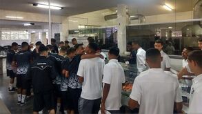 'Miúdos' a dar o exemplo: jogadores de Vasco e Fluminense almoçam juntos antes de dérbi