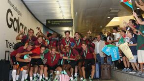 A alegria dos campeões europeus de Sub-19 na chegada a Portugal