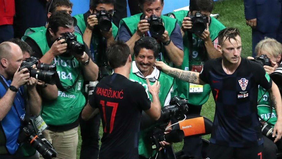 Fotógrafo 'atropelado' pelos jogadores da Croácia convidado para umas férias no país
