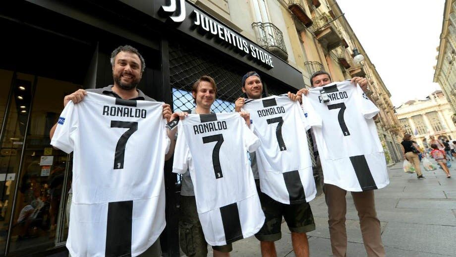 As camisolas de Cristiano Ronaldo são vendidas em Itália a uma velocidade estonteante. Nas lojas da Juventus, os funcionários mais parecem saídos de uma linha de montagem