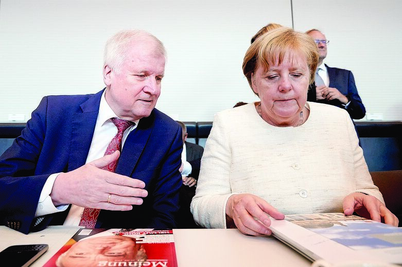 Ministro do Interior, Horst Seehofer, ameaça fechar fronteiras se Merkel não trouxer uma solução de Bruxelas