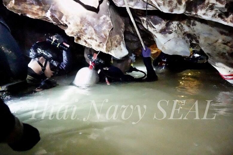 Militares tenta chegar a jovens presos em gruta da Tailândia