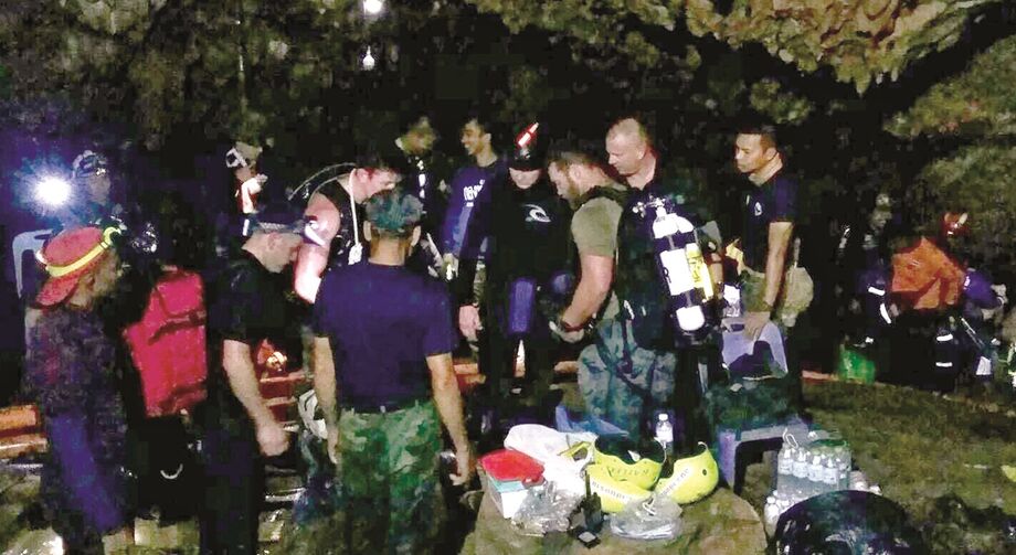 Operações de resgate de crianças retiras em gruta na Tailândia