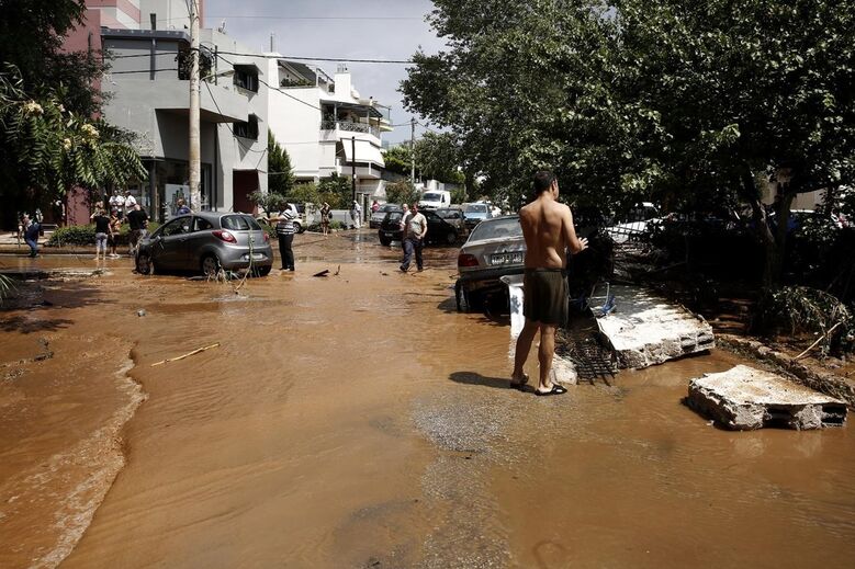 Carros afundados em lama no subúrbio de Maroussi, perto de Atenas