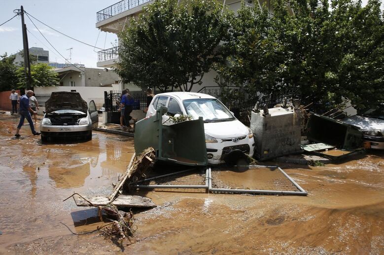 Carros afundados em lama no subúrbio de Maroussi, perto de Atenas