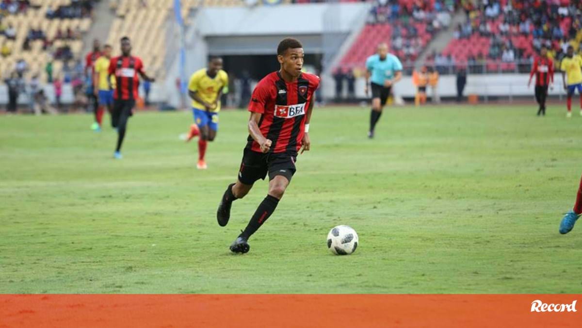 1º de Agosto recebe prémio de campeão do GirabolaZAP 2016 - Girabola - SAPO  Desporto