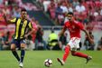 André Almeida (3): Entrada desastrada, mas foi melhorando. Se defensivamente não comprometeu, já no ataque foi o responsável por muitas perdas de bola. Surpreendeu com um cabeceamento de costas para a baliza.