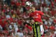Fejsa (3): Nem sempre foi perfeito no passe, mas foi decisivo a anular vários ataques do Fenerbahçe