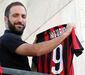 Gonzalo Higuaín - Avançado chega ao AC Milan por empréstimo da Juve mas com opção de compra obrigatória de 55 milhões de euros