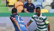 Nani (3) - Jogou encostado à direita e teve sempre a tendência de vir para dentro para conseguir criar desequilíbrios. Tem um toque de bola diferente, mas a finalizar não esteve ao seu nível, com dois remates muito tortos dentro da área. Neste momento ainda está à procura da melhor forma física.