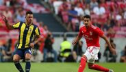 André Almeida (3): Entrada desastrada, mas foi melhorando. Se defensivamente não comprometeu, já no ataque foi o responsável por muitas perdas de bola. Surpreendeu com um cabeceamento de costas para a baliza.