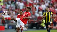 Gedson (3): O jovem médio não acusou a pressão e participou muito no jogo. A inexperiência levou-o, por vezes, a complicar o que parecia simples.