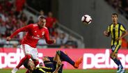 Castillo (3): Entrou aos 63’, mas a tempo de fazer três remates que geraram calafrios à Demiral. Pragmático, não pede licença para rematar.