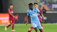 Ramires - O antigo médio do Benfica procura a rescisão com o Jiangsu Suning para voltar à Luz. Só que os chineses estão a protelar o acordo com receio de que o brasileiro vá para o Milan, rival do Inter, que é detido pelo grupo Suning...