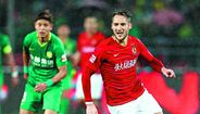 Gudelj - O Sporting negocia o empréstimo do médio junto do Guangzhou Evergrande. O internacional sérvio vê com bons olhos a ida para Alvalade
