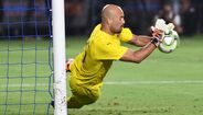 Pepe Reina - Guarda-redes espanhol transferiu-se do Nápoles para o AC Milan a custo zero