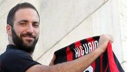 Gonzalo Higuaín - Avançado chega ao AC Milan por empréstimo da Juve mas com opção de compra obrigatória de 55 milhões de euros