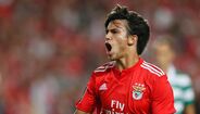 João Félix (4) - Qualidade técnica e uma visão de jogo acima da média. O novo puto maravilha da Luz entrou sem medo no dérbi, e desde cedo mostrou que estava em campo para fazer estragos. Aos 79’ deu o primeiro aviso a Salin, atirando fraco e ao lado. Voltou a ter uma boa chance aos 83’, mas o melhor estava reservado para os 86’, altura em que, de cabeça, conseguiu finalmente bater o guarda-redes francês. Um dérbi que vai ficar para a história de um miúdo que, apesar dos seus 18 anos, não engana: um craque em potência.