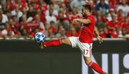 Zivkovic (3) - Entrou para dar maior frescura aos corredores ofensivos no momento em que o Benfica corria atrás do prejuízo. Trouxe a dinâmica que faltava à direita e ajudou a águia a sufocar o Sporting.