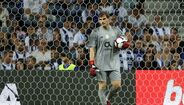 Casillas (2) - Não fez uma única defesa e foi batido por três vezes ao fundo das redes.