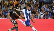 Alex Telles (3) - Grande cruzamento para tento de André Pereira. Deixou-se surpreender pela rapidez de execução de Tozé no golo deste.