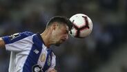 André Pereira (3) - Fez a tabela para o primeiro golo e marcou o segundo, embora a beneficiar de fora-de-jogo. Empenhou-se para segurar o lugar.