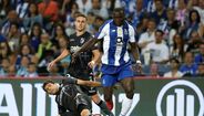 Aboubakar (2) - Trabalhou muito para a equipa, mas faltou-lhe algum discernimento para chegar ao golo.
