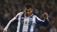 Corona (1) - Entrou para o lugar de Brahimi mas a lesão travou-lhe as intenções.