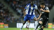 Marega (2) - Viu Douglas negar-lhe o golo de forma espetacular no regresso à competição. Precisa de ritmo.
