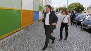 Bruno de Carvalho reclama presidência e entrega documento de tribunal em Alvalade 