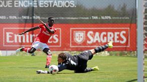 Ronaldo Camará seguido por quatro tubarões europeus