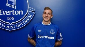 Everton oficializa contratação de Lucas Digne