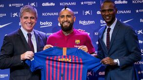 Arturo Vidal deixa recado a CR7 durante apresentação no Barcelona