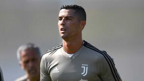Estreia de Cristiano Ronaldo fecha (literalmente) uma vila