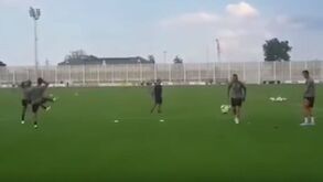 A Ronaldo nada se perdoa: Dybala e Douglas Costa troçam de passe falhado